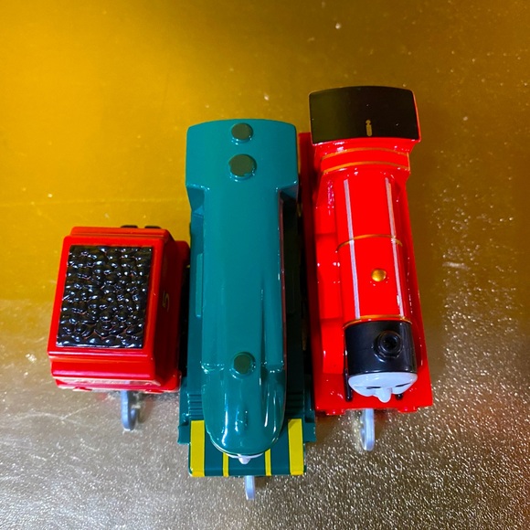 THOMAS AND FRIENDS ADVENTURE TRAINS 2018 JAMES (GREEN) SHANE w/TeNDER (RED) 3.5” - Picture 9 of 13